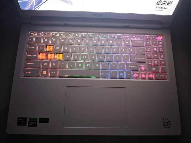 谁说高性能本只能黑色！微星神影16 魔龙姬限定款 锐龙版笔记本评测：星云白也有满血实力