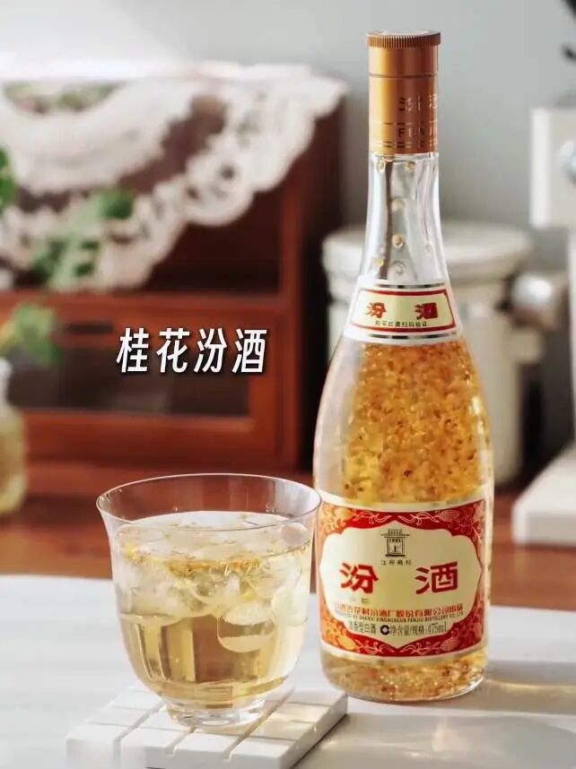 桌子上有一些食物和饮料的瓶子AI 生成的内容可能不正确。