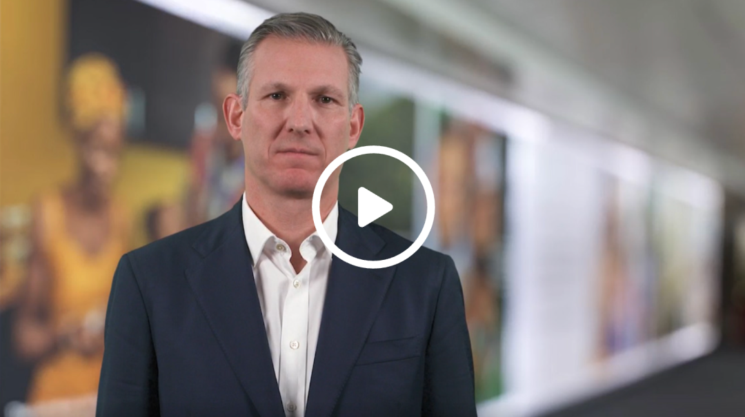 穿西装的男人AI 生成的内容可能不正确。