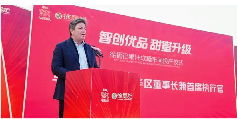 人的照片上写着字AI 生成的内容可能不正确。