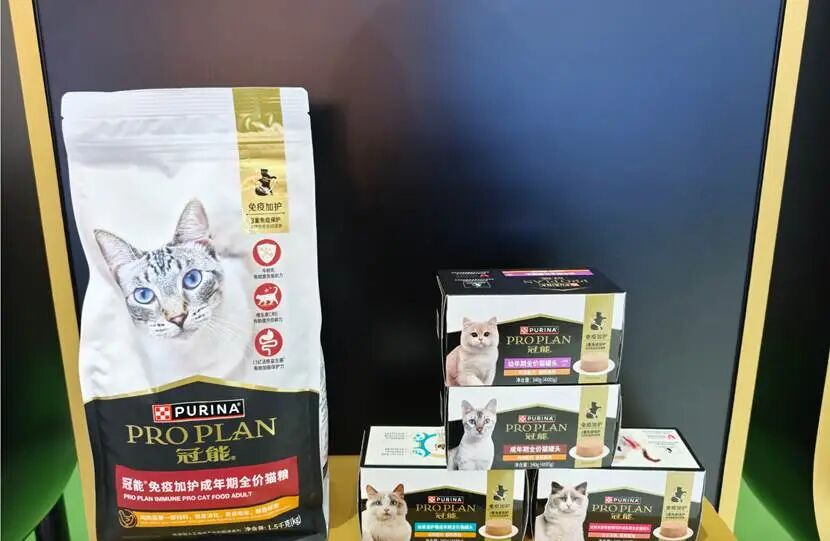 桌子上放着许多广告AI 生成的内容可能不正确。