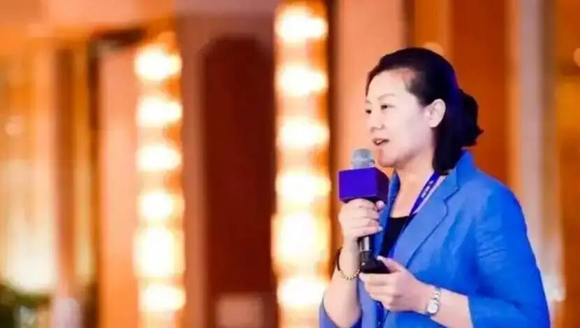 穿着蓝色衣服的男子AI 生成的内容可能不正确。