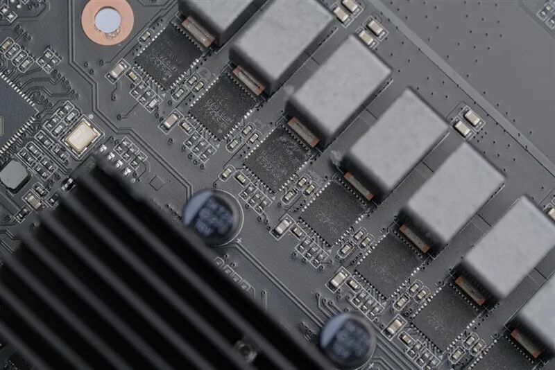 2000元以内没有敌手！iGame X870E ULTRA-S V14评测